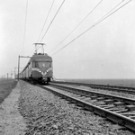 846234 Afbeelding van een electrisch treinstel mat. 1946 van de N.S. nabij Weesp, op spoor met zig-zag ...